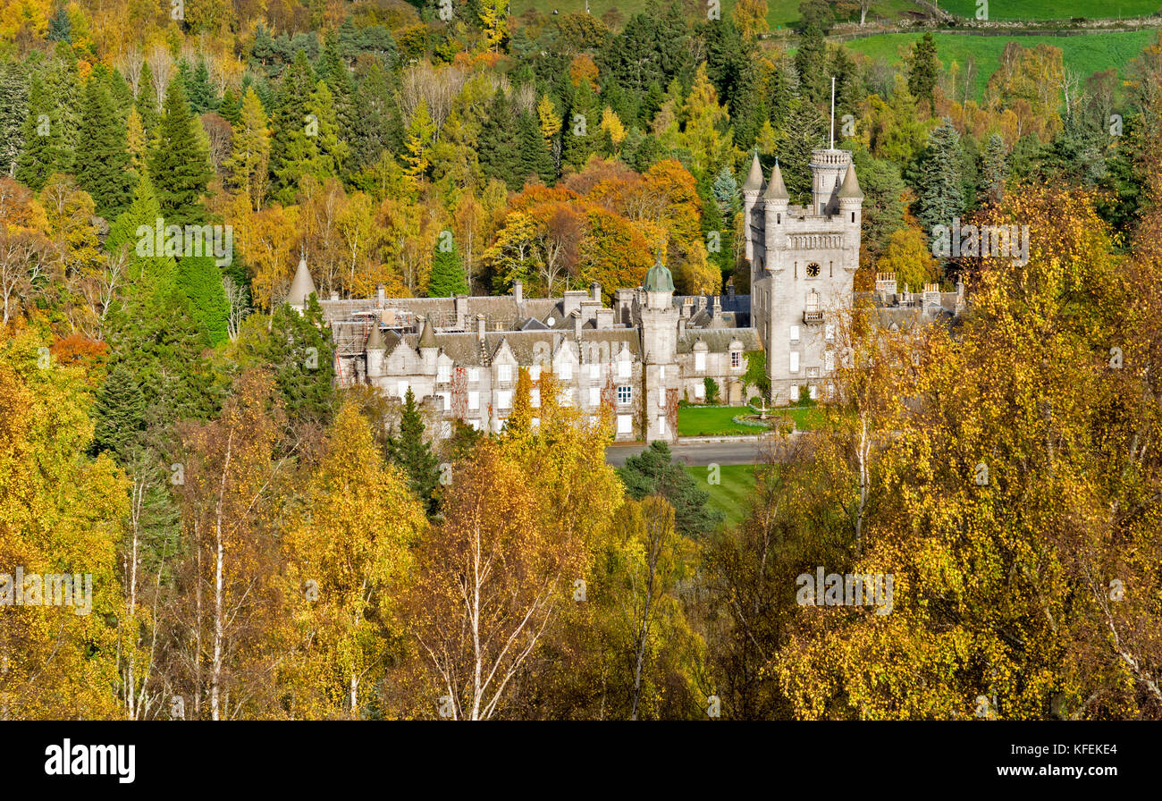 El CASTILLO de BALMORAL Royal Deeside ABERDEENSHIRE SCOTLAND árboles otoñales rodean el castillo Foto de stock
