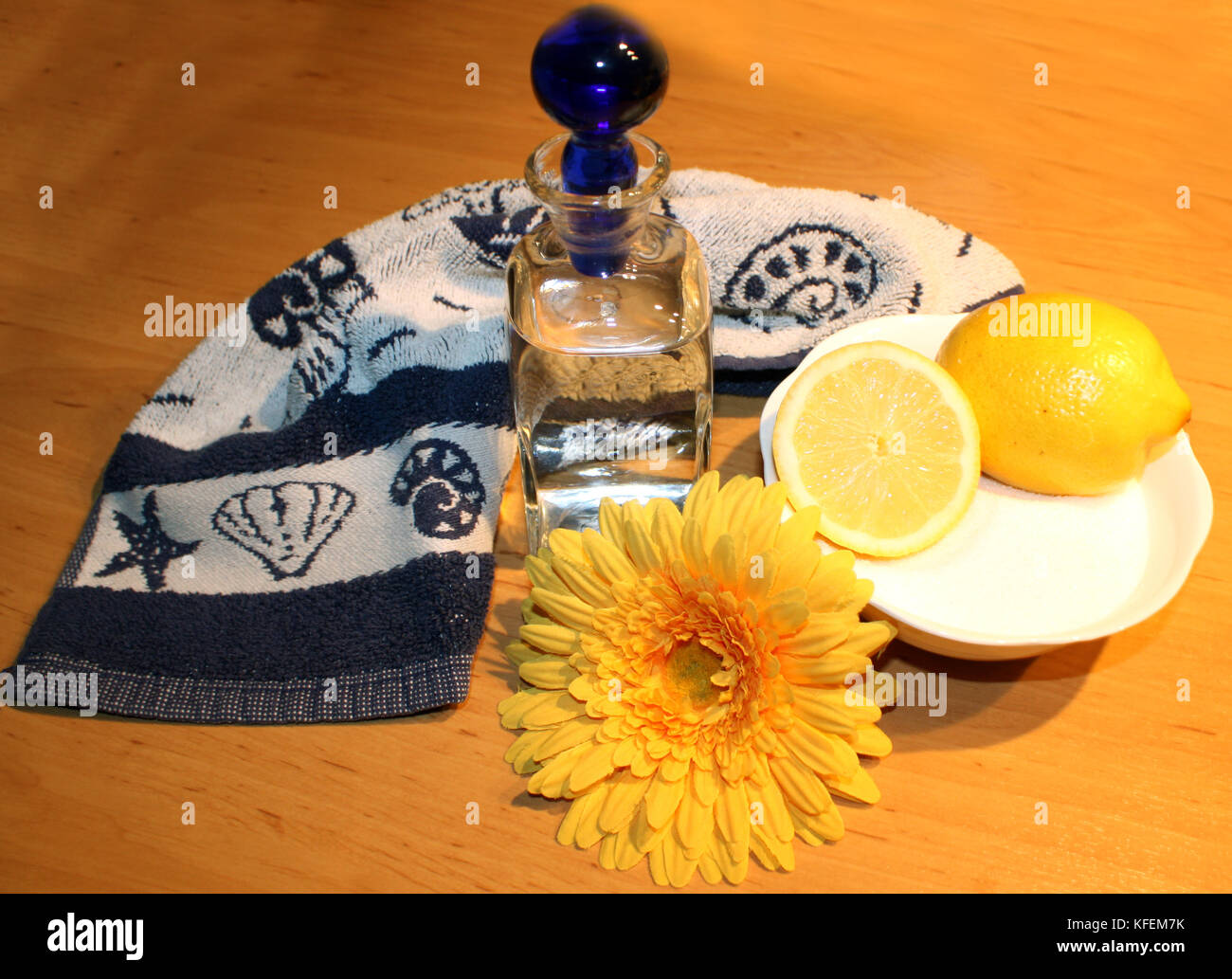 Cremas Haar Entfernung Zucker, mit Wasser und Zitrone, Zitronensaft Foto de stock