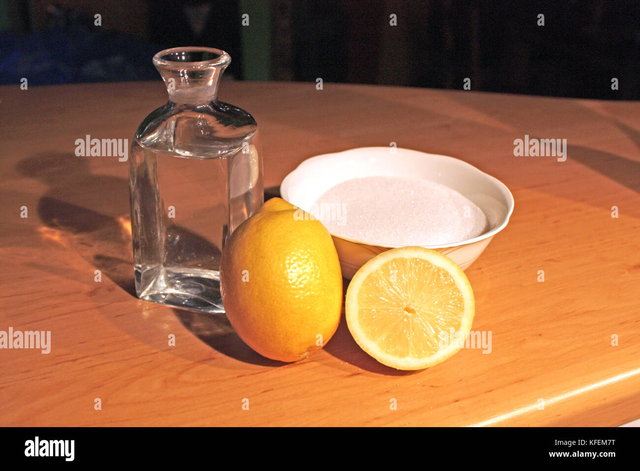 Cremas Haar Entfernung Zucker, mit Wasser und Zitrone, Zitronensaft Foto de stock