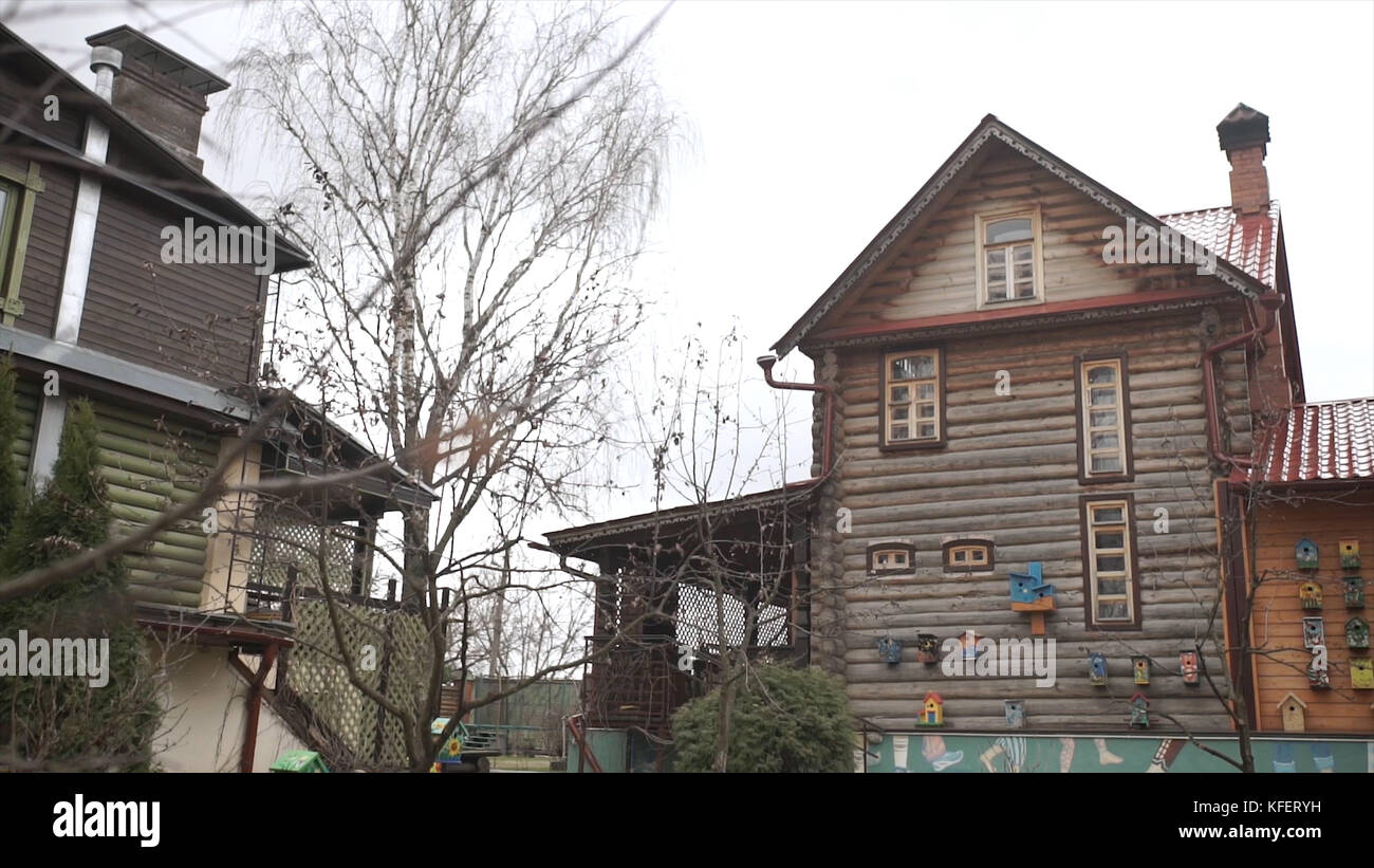 Casa de madera en los bosques de madera antigua aldea en el corazón de