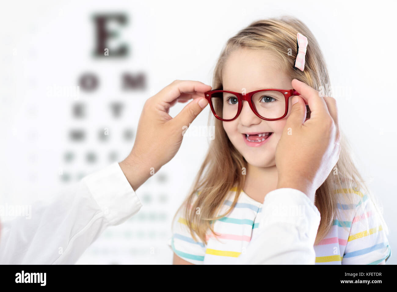 Niño en vista prueba. chiquillo selección óptica gafas al almacén. Medición  de la visión para los niños en edad escolar. Los ojos de los niños. doctor  performin Fotografía de stock - Alamy