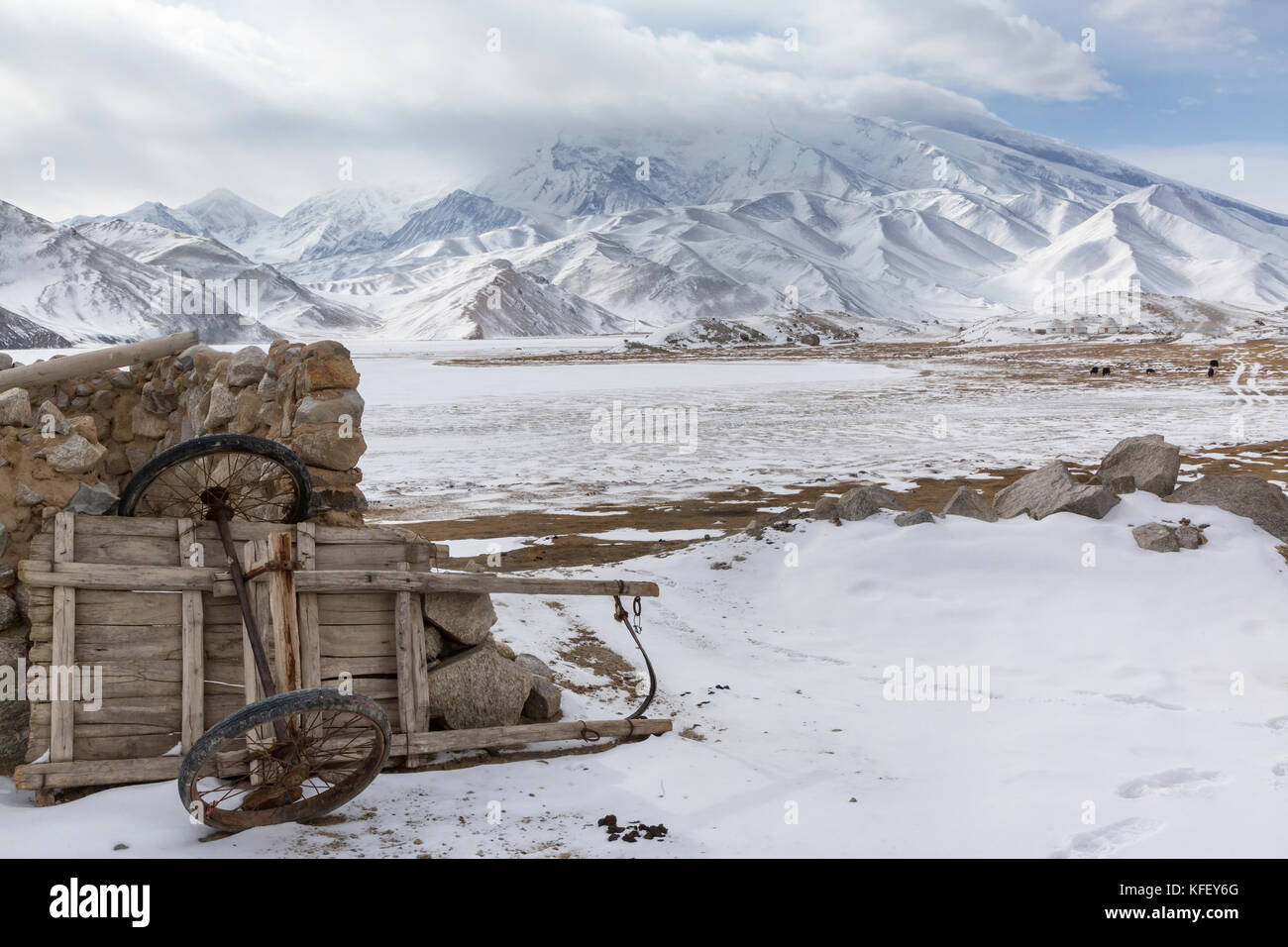 Vista invernal de Mustagh Ata en el karakul lago de montaña en las montañas de Pamir, Kizilsu Prefectura Autónoma Kirguiz, Xinjiang, China Foto de stock