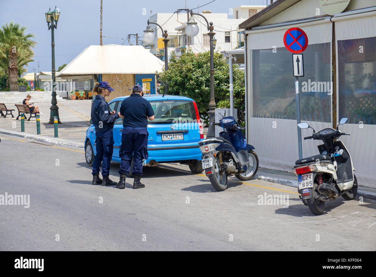 La policía de tráfico griego en un aparcamiento sin esperar, en la ciudad de Naxos, Naxos Island, las Islas Cícladas, del mar Egeo, Grecia Foto de stock