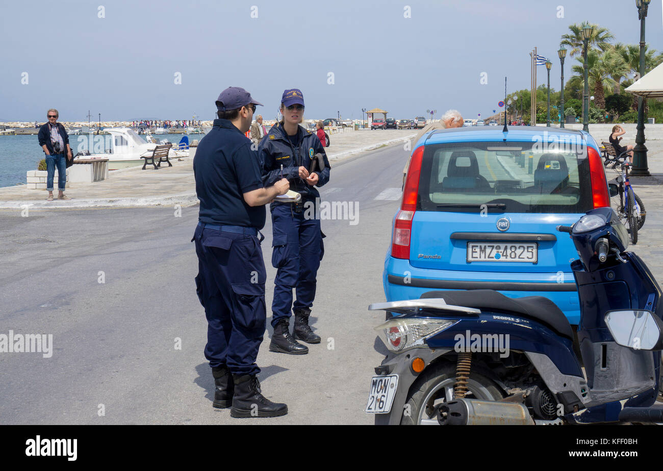 La policía de tráfico griego en un aparcamiento sin esperar, en la ciudad de Naxos, Naxos Island, las Islas Cícladas, del mar Egeo, Grecia Foto de stock