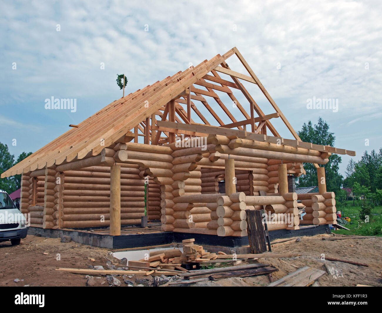 Casas de madera de troncos, bajo construcción Fotografía de stock - Alamy