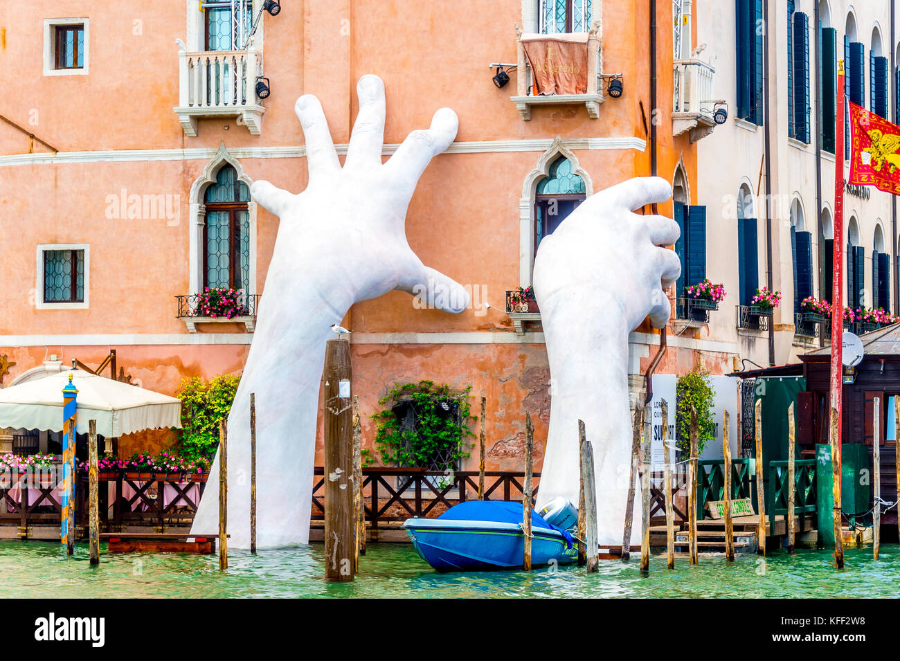 Manos gigantes escultura venecia fotografías e imágenes de alta resolución  - Alamy