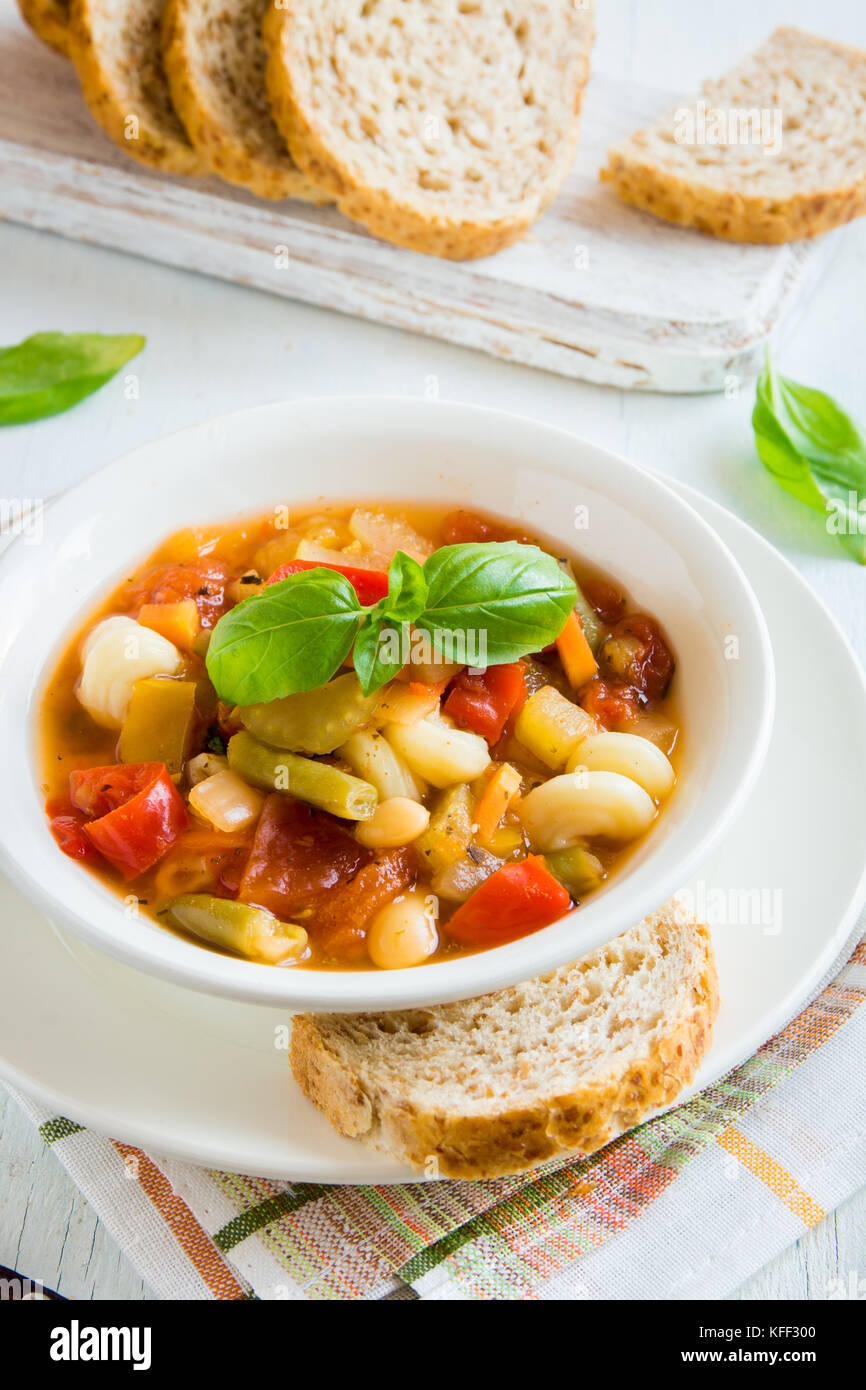Sopa Minestrone italiano casero con albahaca - caliente casero saludable dieta vegetariana Comida vegetariana sopa de alimentos Foto de stock