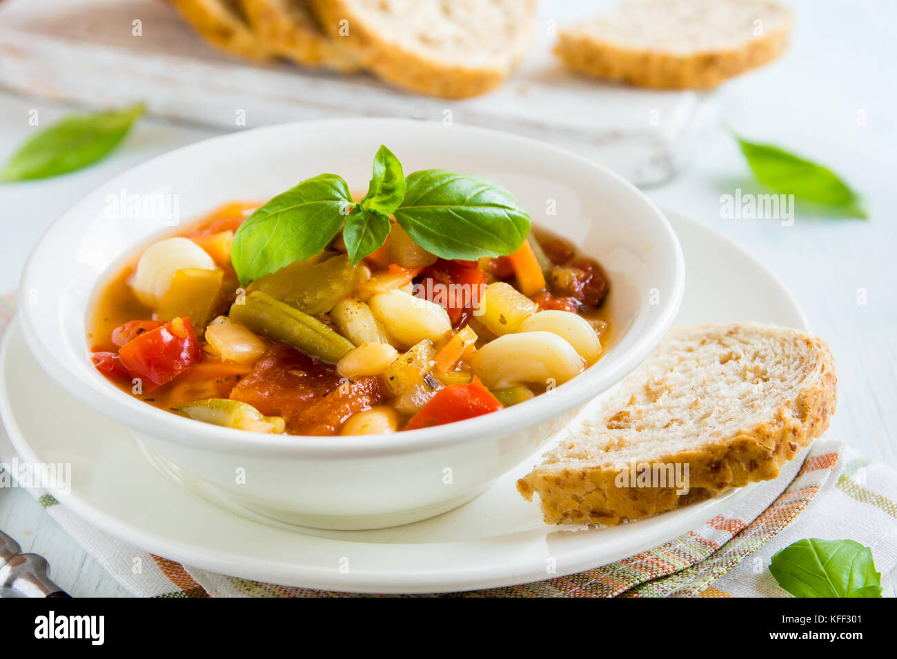 Sopa Minestrone italiano casero con albahaca - caliente casero saludable  dieta vegetariana Comida vegetariana sopa de alimentos Fotografía de stock  - Alamy