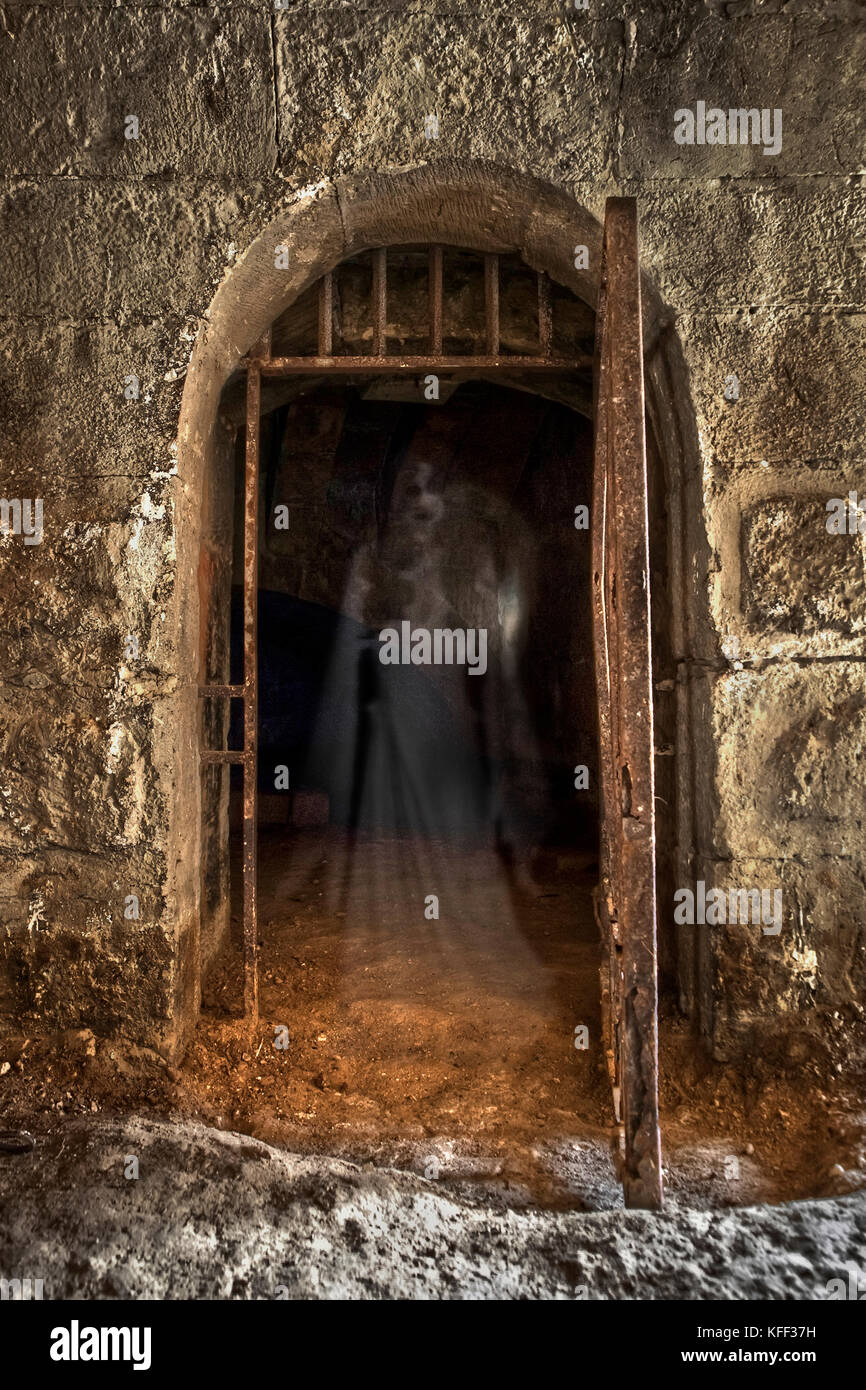 Abierta una celda dentro de mazmorras medievales con una aparición dentro  Fotografía de stock - Alamy