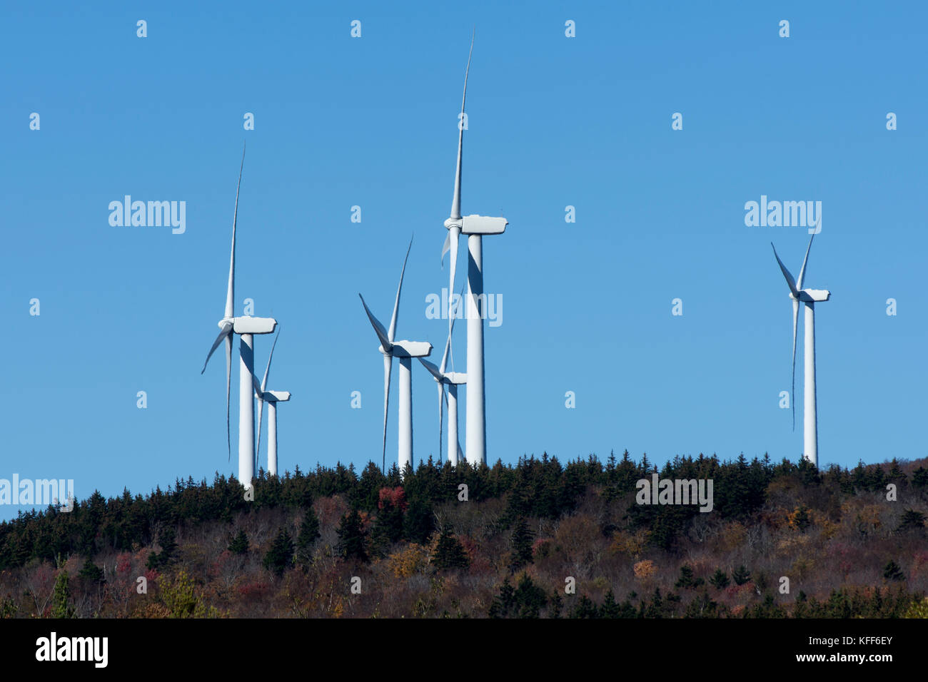 Los generadores del viento sobre una montaña en el oeste de Massachussets - EE.UU.. Foto de stock