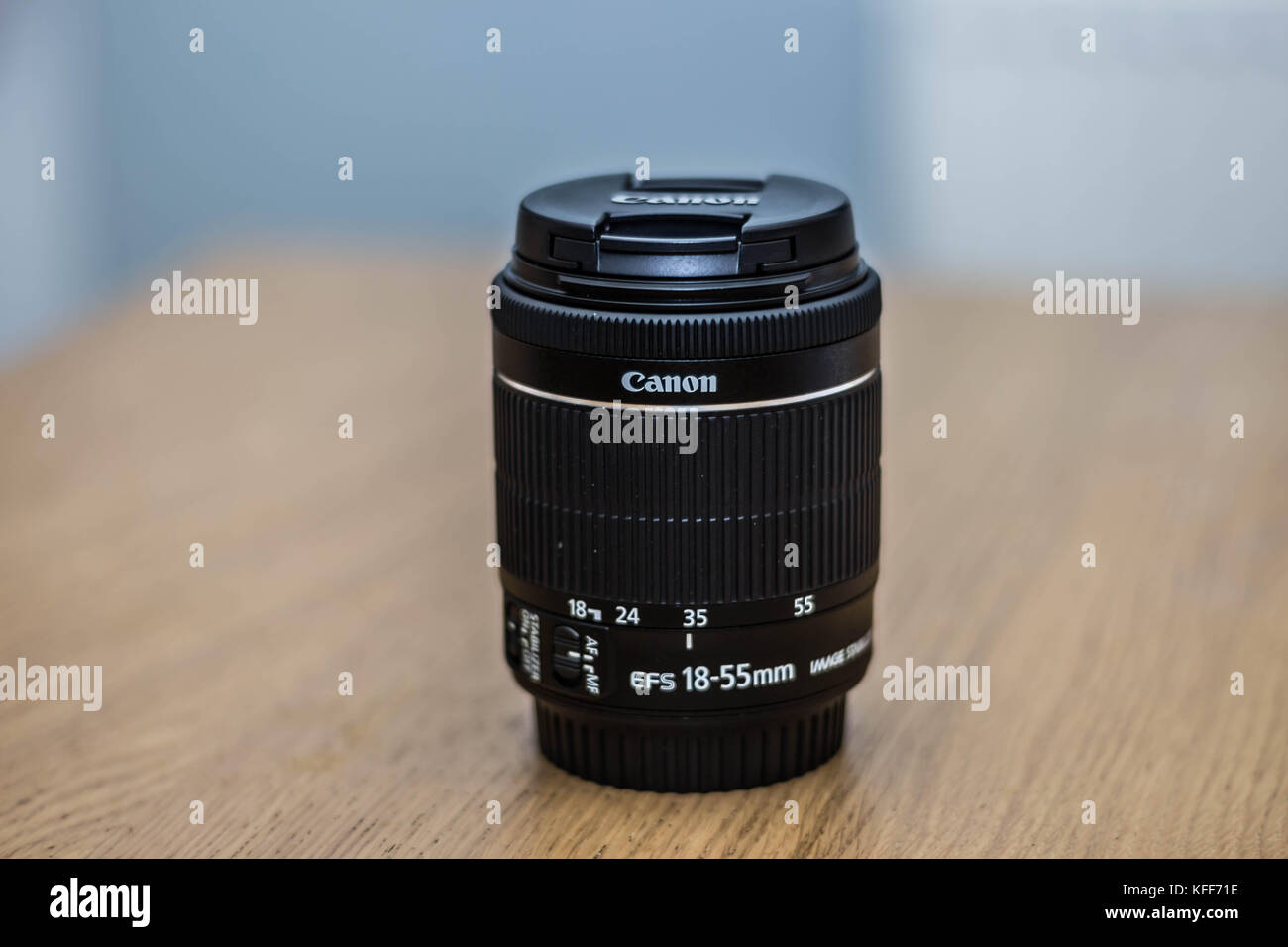 Canon EF-S 18-55mm Lente stm en una tabla con un fondo borroso Foto de stock