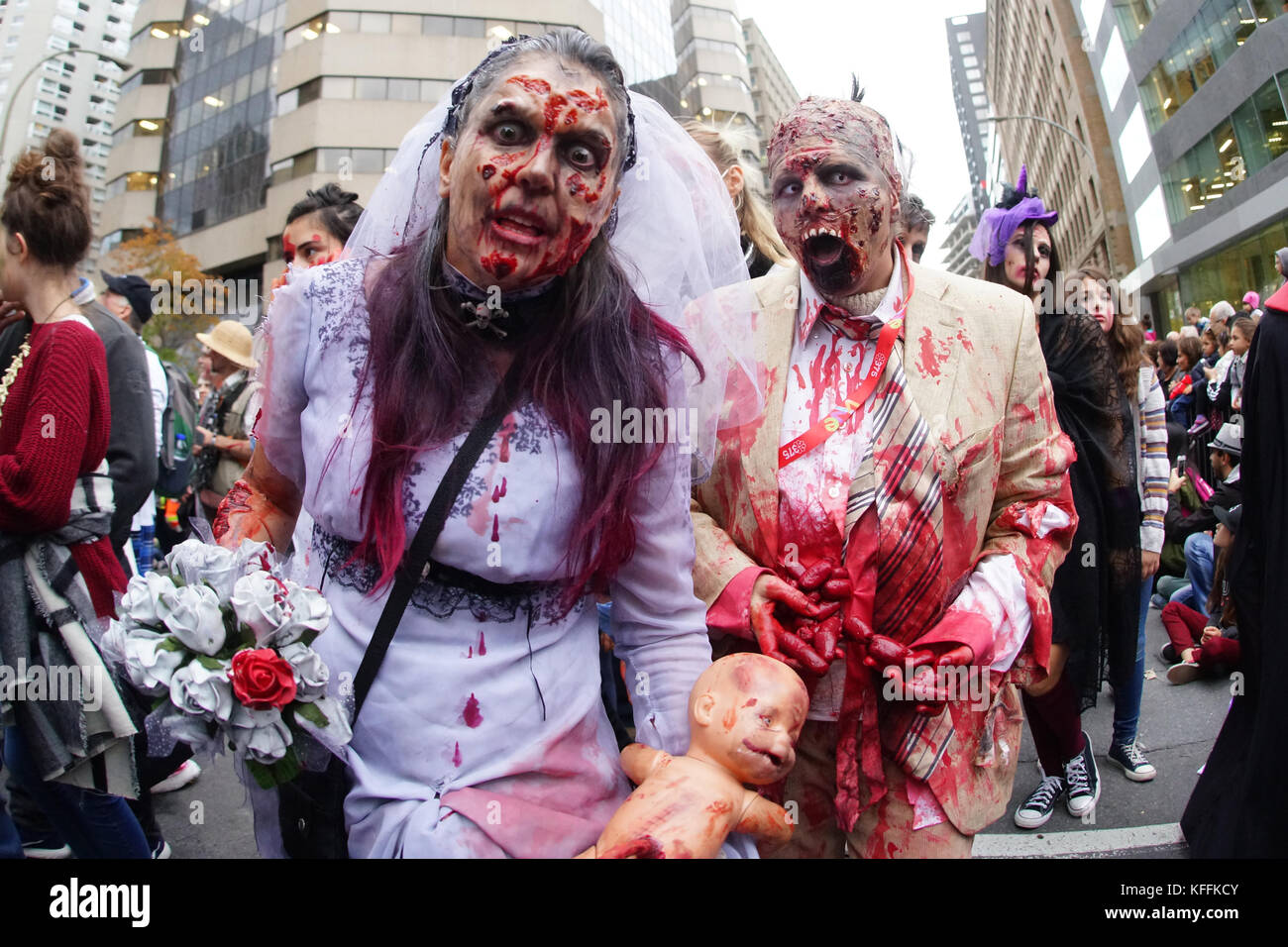 Montreal, Canadá. 28 de octubre de 2017. Los participantes de la Caminata Zombie de Montreal de 2017. Crédito: Mario Beauregard Beaustock/Alamy Live News Foto de stock