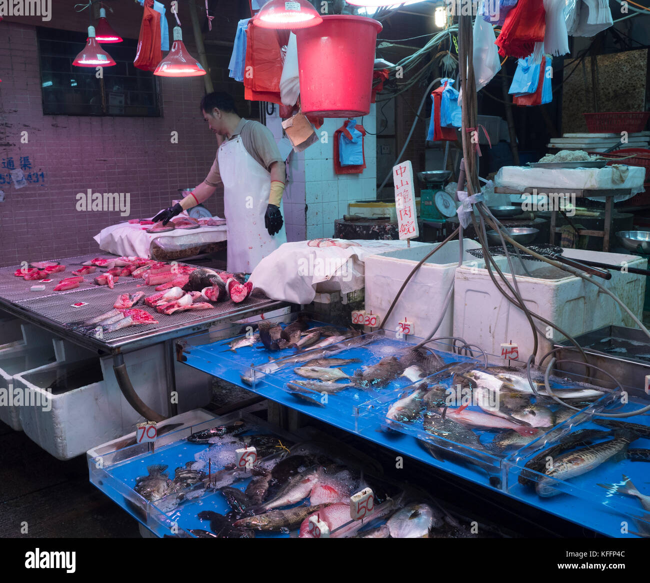 Los vendedores del mercado en Yau Mercado interior Tei mercado alimentario, Hong Kong, China, Asia. Foto de stock