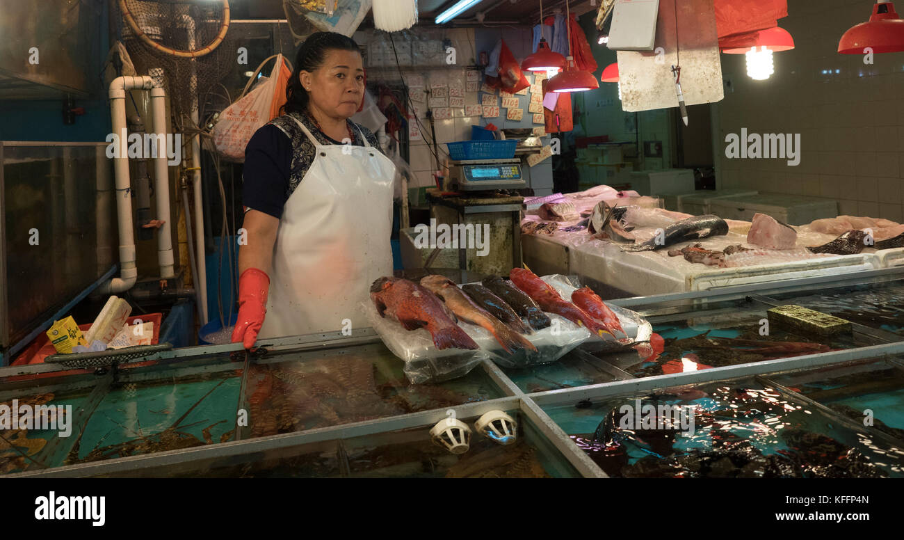 Los vendedores del mercado en Yau Mercado interior Tei mercado alimentario, Hong Kong, China, Asia. Foto de stock