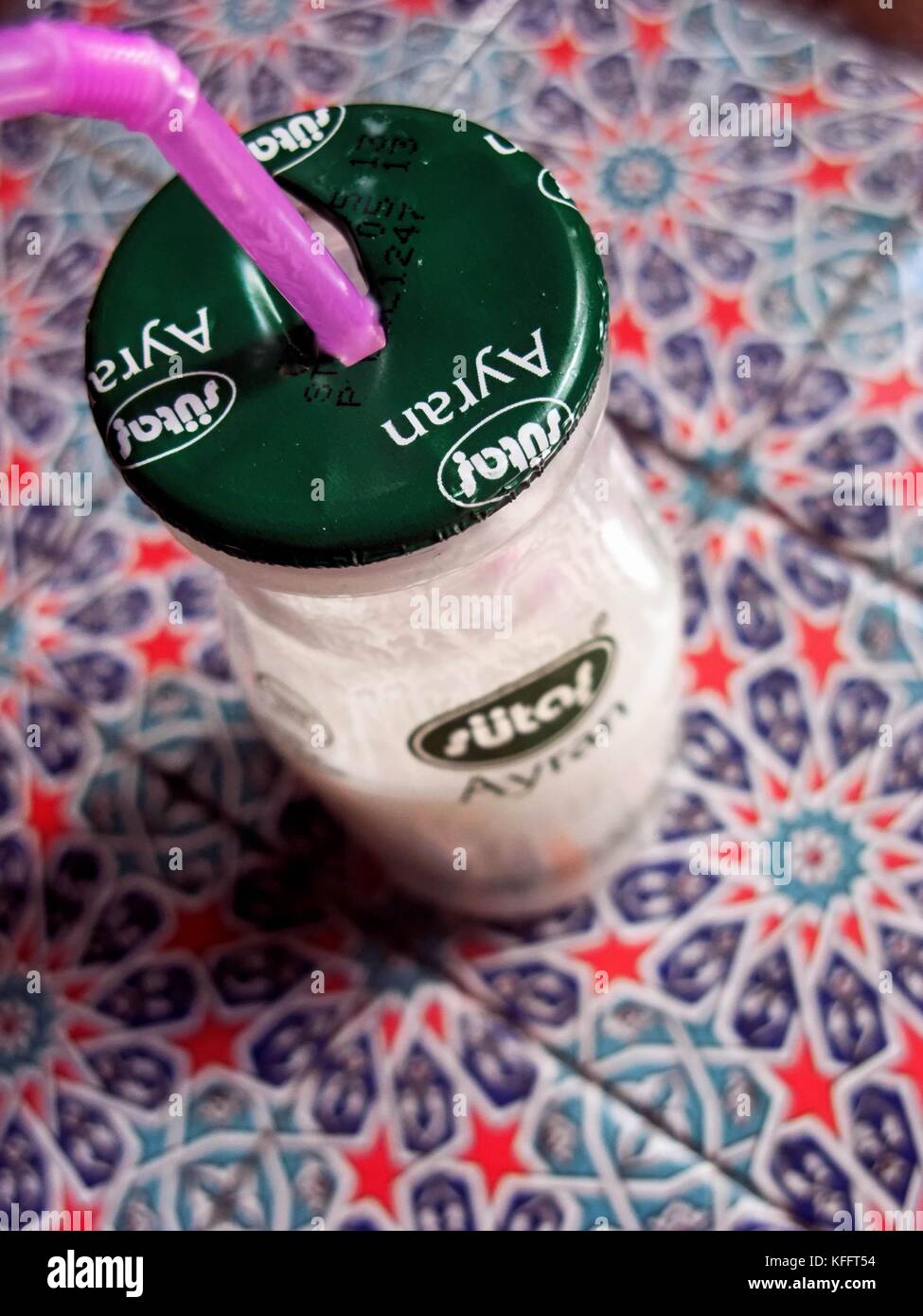 Una botella de ayran yogur turco tradicional & salt bebida. Foto de stock