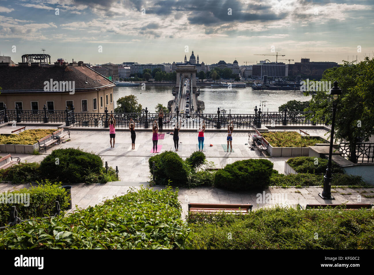 Ciudad de Budapest en Hungría, un grupo de personas practicando yoga en la Colina del Castillo jardín terraza hacia el río Danubio Foto de stock