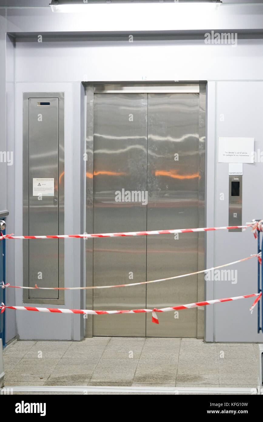 El ascensor no está disponible. Este es el ascensor de la estación skytrain. Foto de stock
