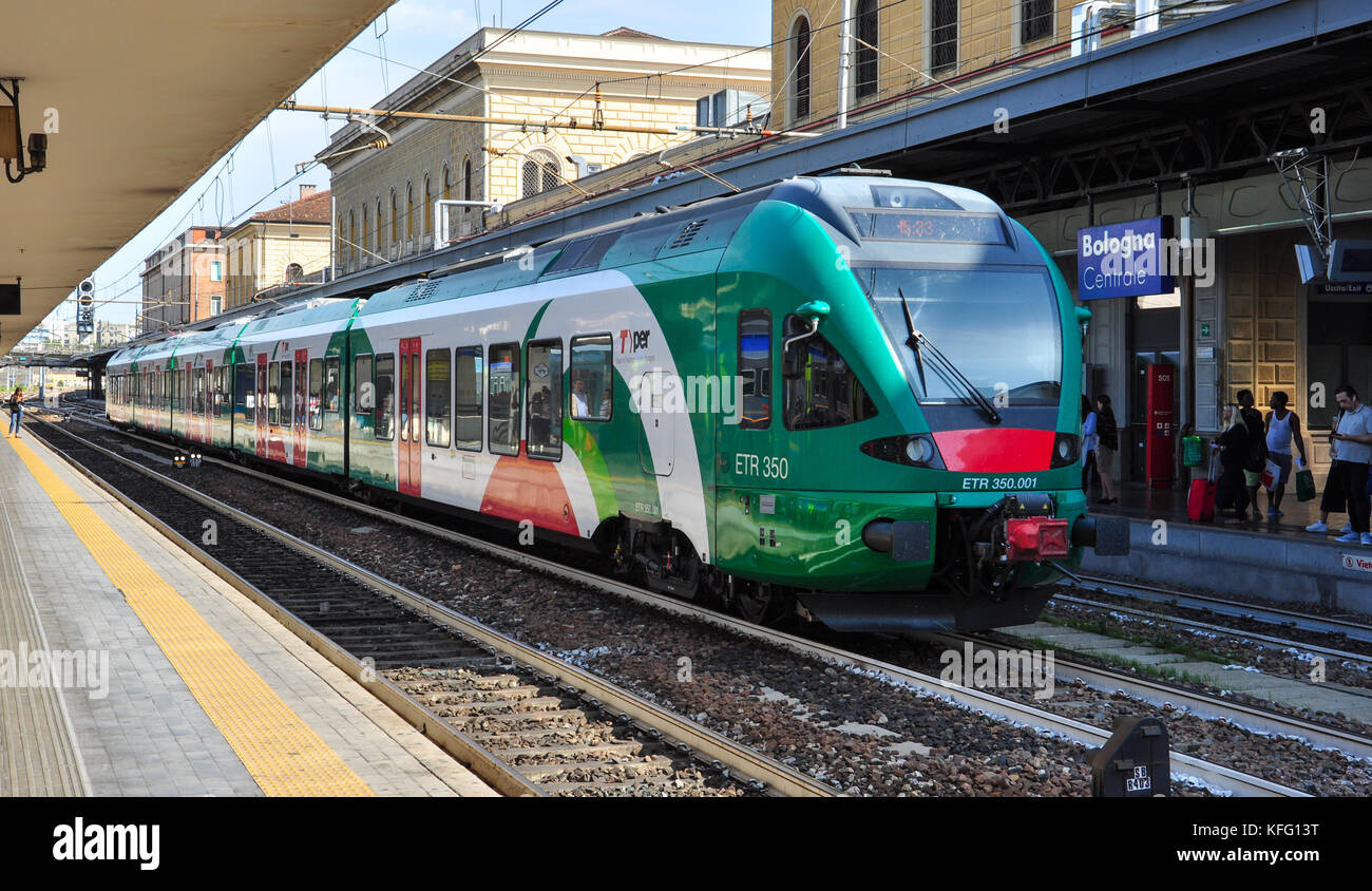 Tren de pasajeros moderno etr 350.001 en la estación central de trenes de  Bologna, Italia Fotografía de stock - Alamy