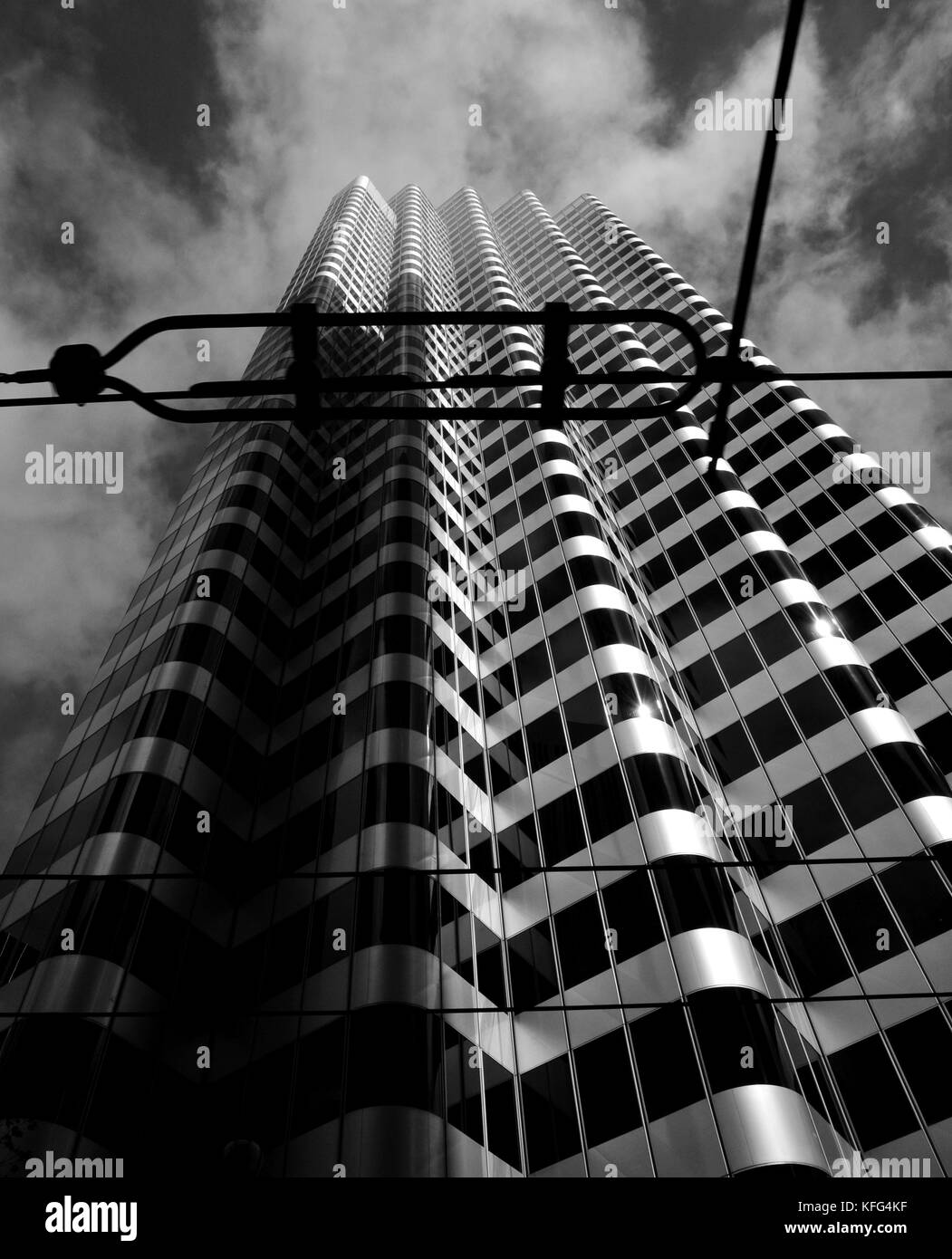 Obstruyeron la vista de patrón de cebra es un edificio alto. Uno Front Street, conocida también como Shaklee Terrazas, es un rascacielos de oficinas en San Francisco, EE.UU. Foto de stock