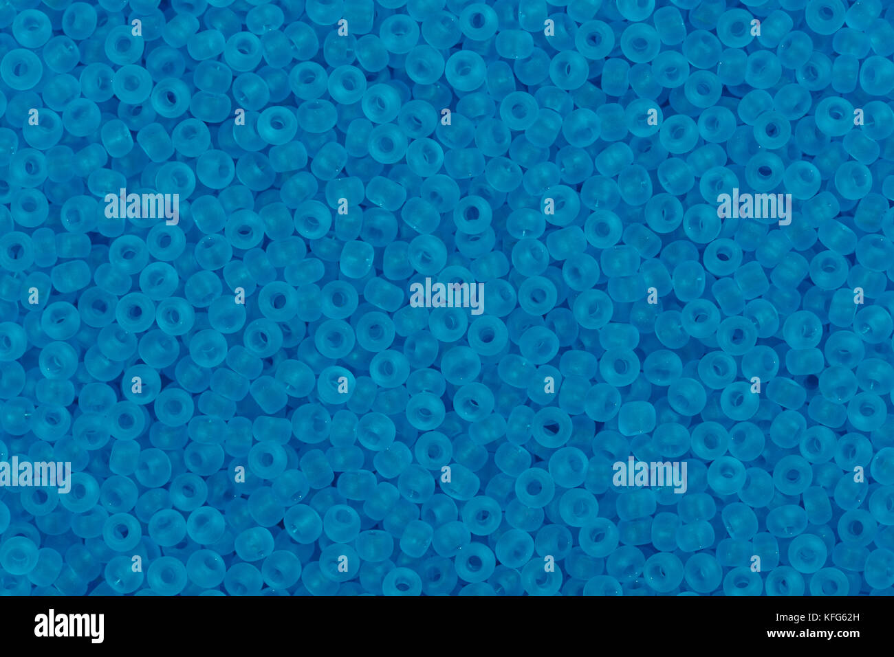 Fotografía de multicolores abalorios de semillas de cristal azul de fondo. Foto de stock
