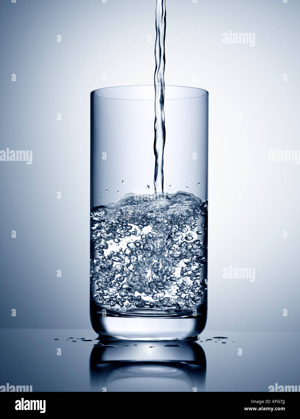 Vertido del agua y salpicaduras en medio lleno, vaso medio vacío con reflexión  sobre fondo gris azul Fotografía de stock - Alamy