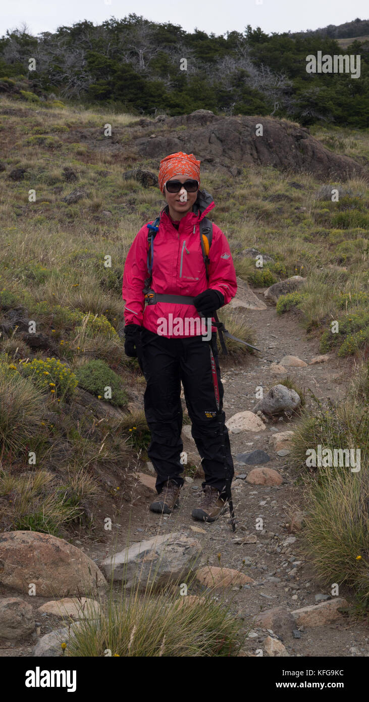 Excursionista hembra asiáticos en el sendero que conduce desde El Chalten a  Mt Fitzroy vistiendo pantalones de senderismo negro, rosa chaqueta y bandana  sonriendo Fotografía de stock - Alamy