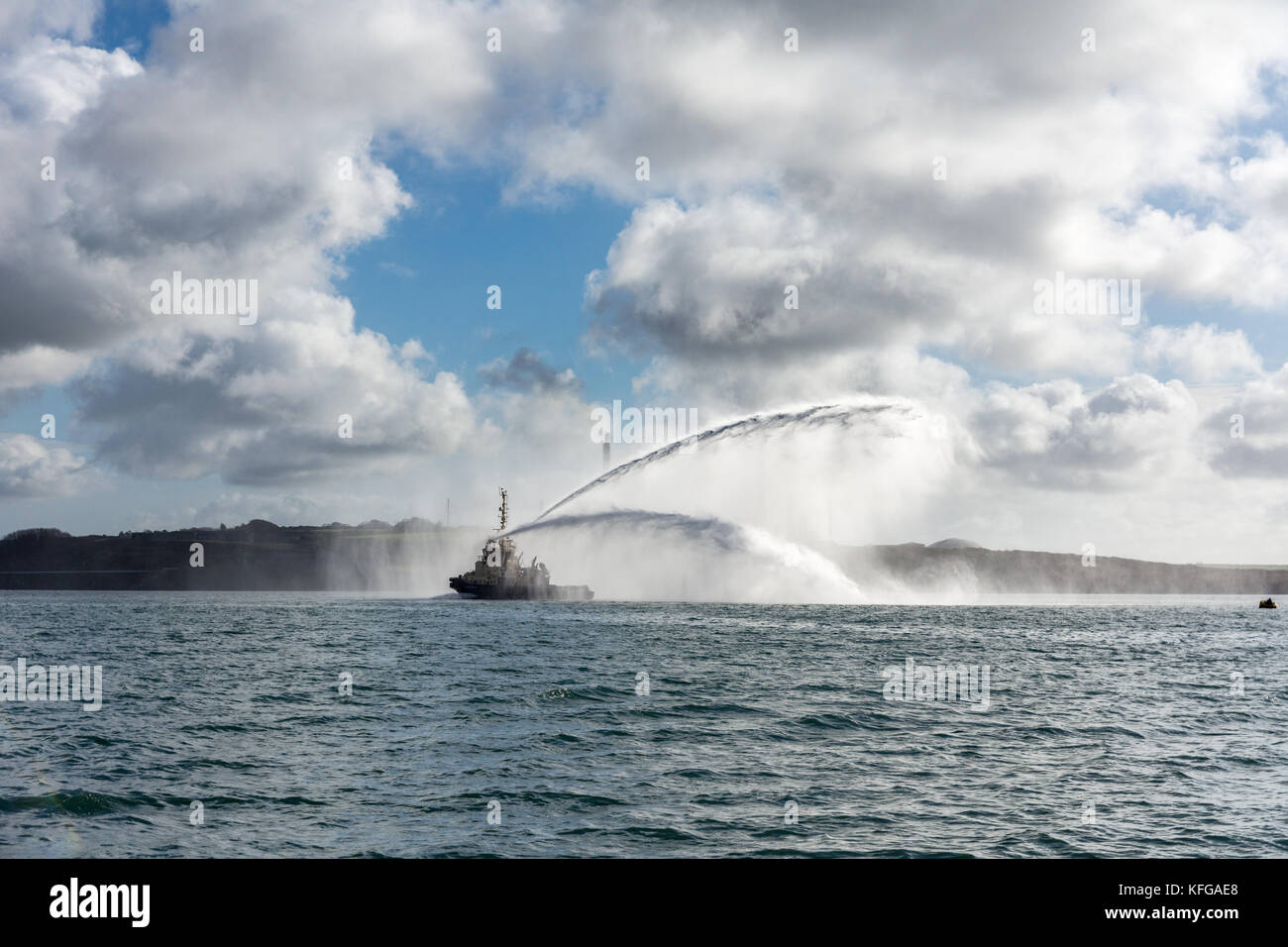 Svitzer gelliswick generando impresionantes chorros de agua en el combate de incendios de boquillas de Milford Haven en un día tranquilo Foto de stock