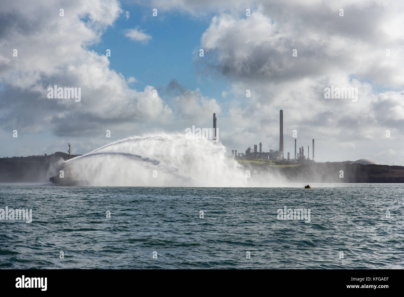 Svitzer gelliswick generando impresionantes chorros de agua en el combate de incendios de boquillas de Milford Haven en un día tranquilo Foto de stock