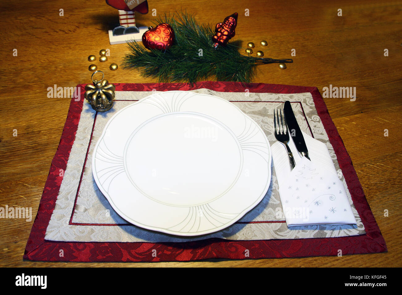 Gedeckter Tisch, mit Platzset Teller und Besteck und weihnachtlich dekoriert Foto de stock