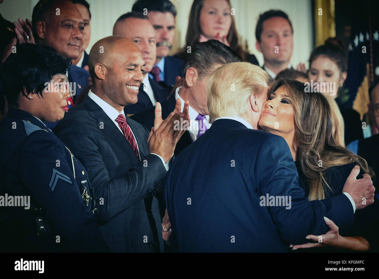 Presidente estadounidense Donald Trump, abraza la primera dama melania trump, tras la firma de un memorando presidencial declarando la crisis opioides una emergencia de salud pública nacional en el East Room de la casa blanca el 26 de octubre de 2017 en Washington, DC. Foto de stock