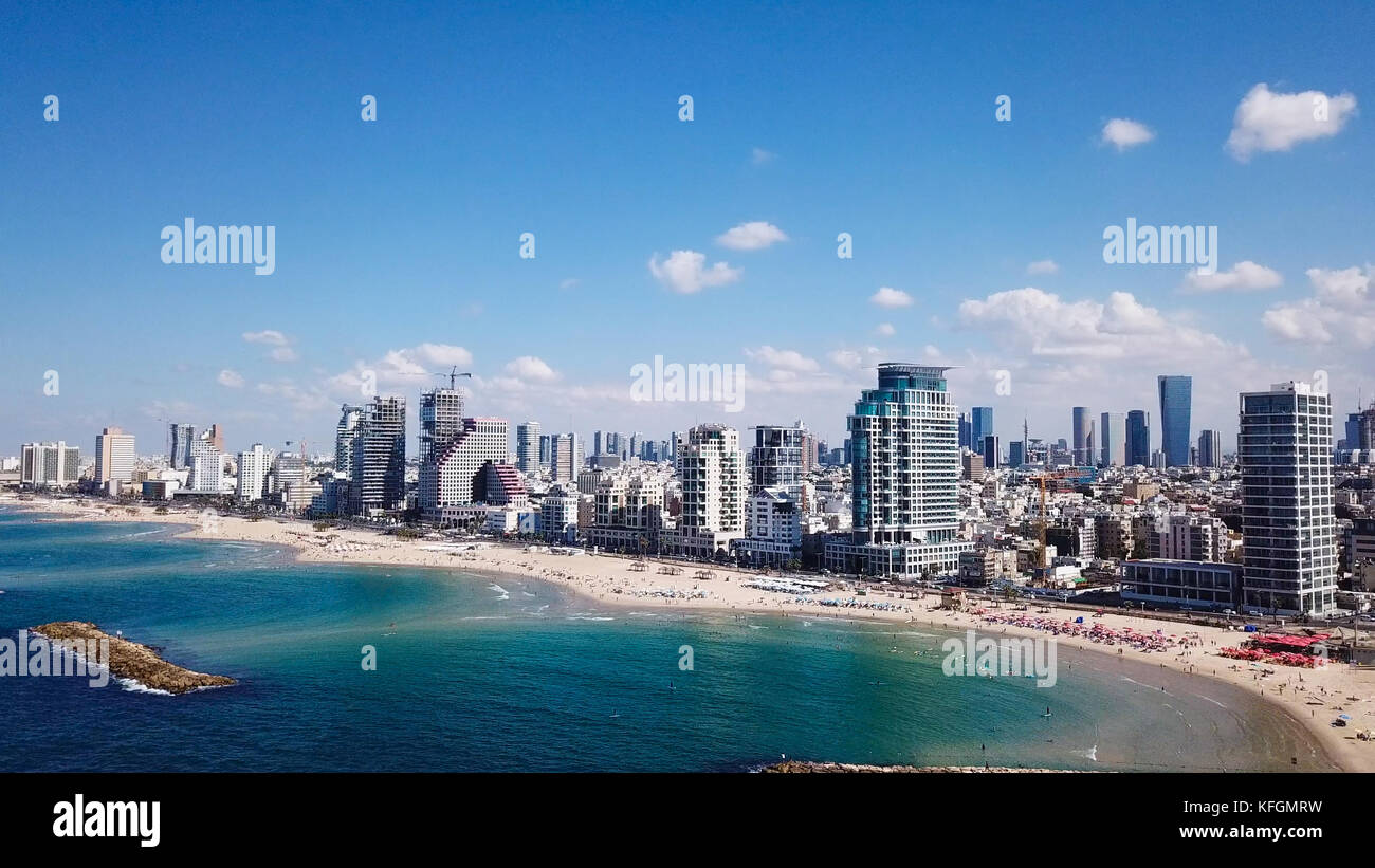 Costa de Tel Aviv y el horizonte visto desde el mar Mediterráneo. Foto de stock
