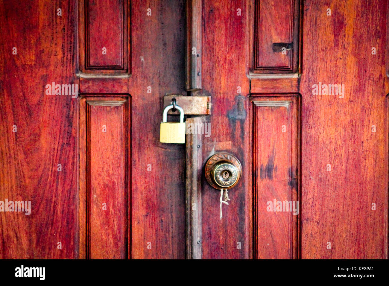 Puerta ignífuga de madera con barra de seguridad letterbox cubierta y  varios interbloqueos y cerraduras en una casa frecuentemente atacada  Fotografía de stock - Alamy