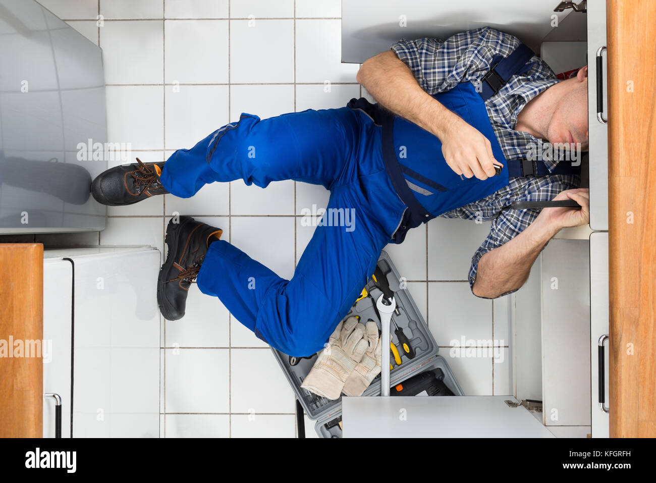 Vista de ángulo alto de un fregadero reparador de fontanería en la cocina Foto de stock