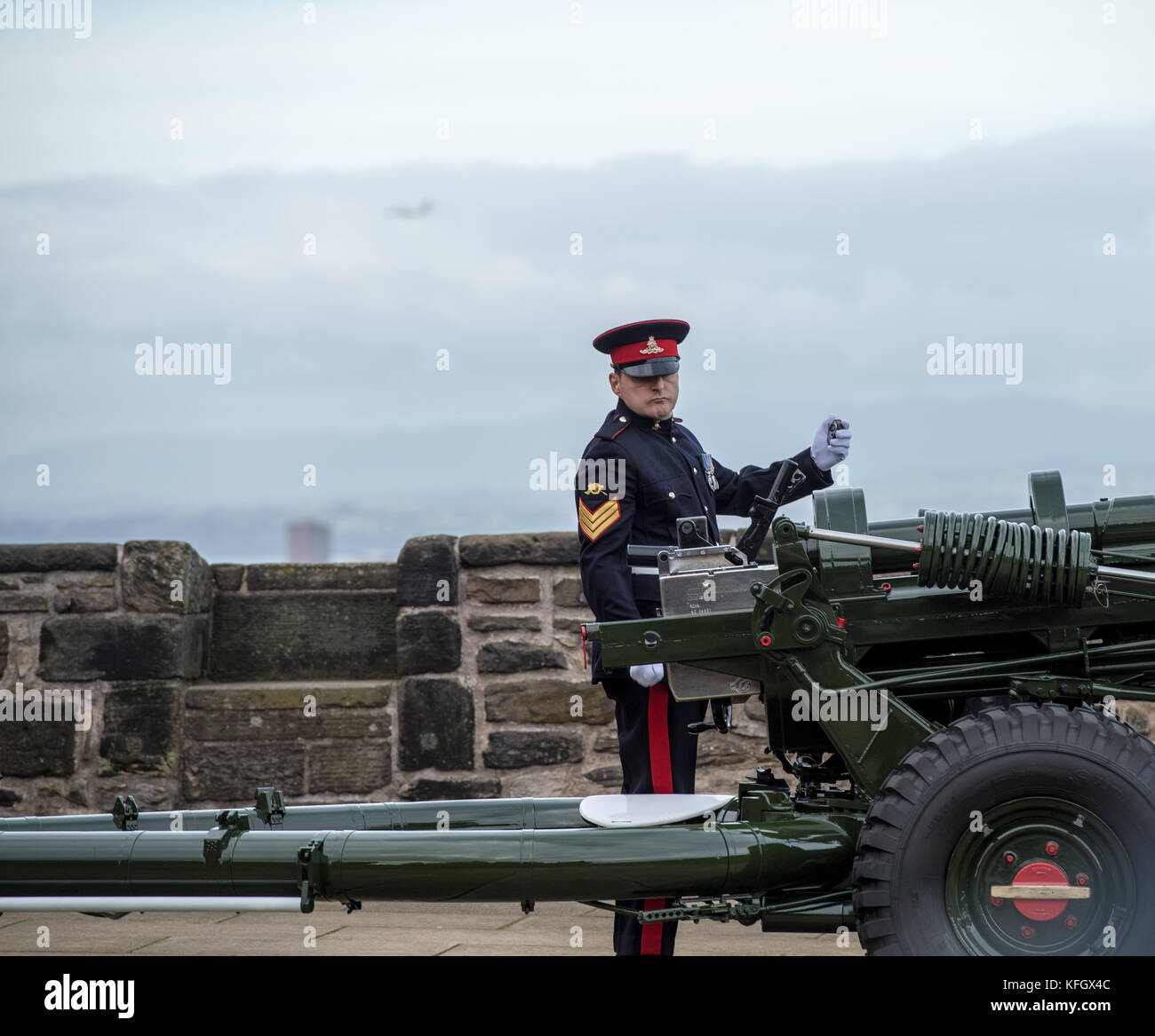 El castillo de Edimburgo, Edimburgo, Escocia: un sargento se prepara para disparar el "one o'clock gun". Esta pistola se dispara a uno de la tarde cada día Foto de stock