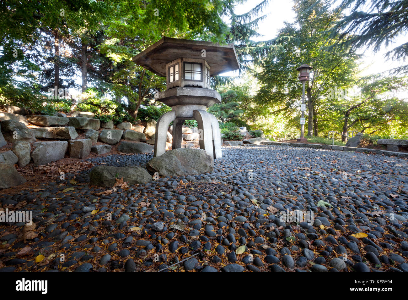Yukinidoro Stone Lantern en el Parque Kobe Terrace en el Distrito Internacional de Seattle, Washington Foto de stock