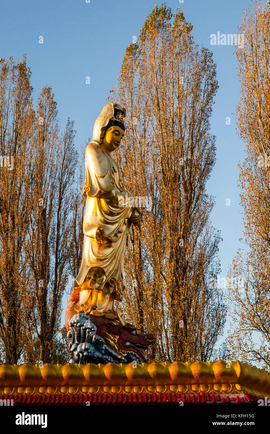 Hannover, Alemania -14 de octubre, 2017: la estatua de Buda en el pagode viên giác, uno de ocho pagodas budistas vietnamitas en Alemania y uno de los grandes Foto de stock