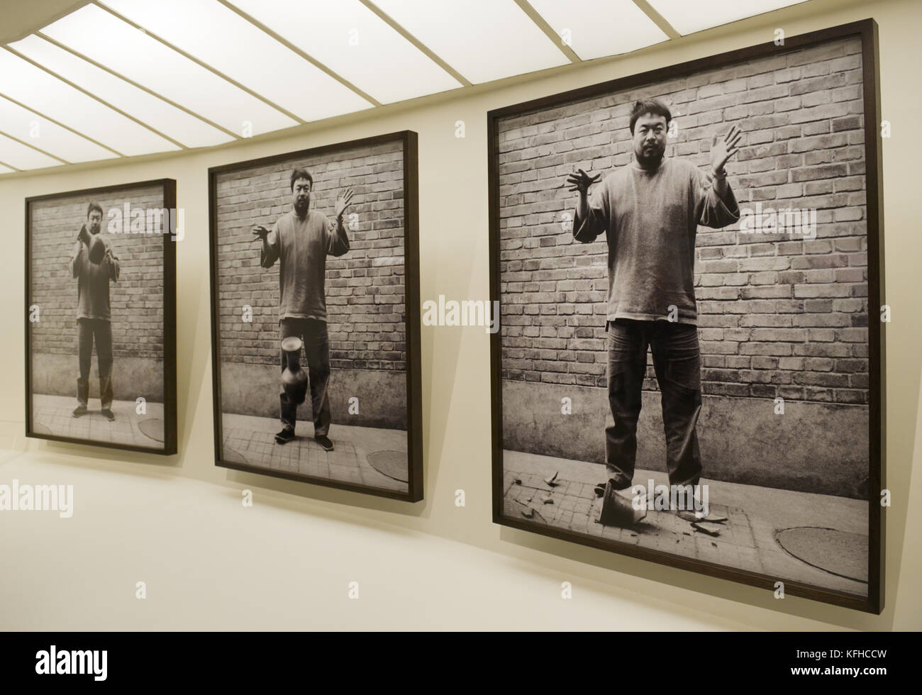 Ai Weiwei, artista chino, bajando una Dinastía Han urn Foto de stock