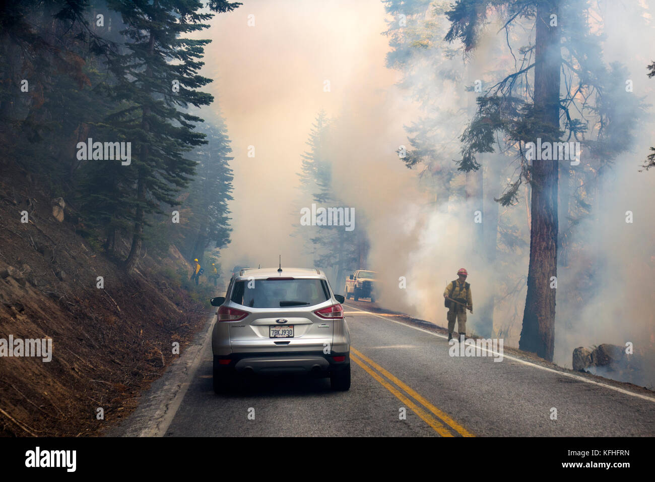 La conducción a través de los incendios forestales en el Parque Nacional de Yosemite. Foto de stock