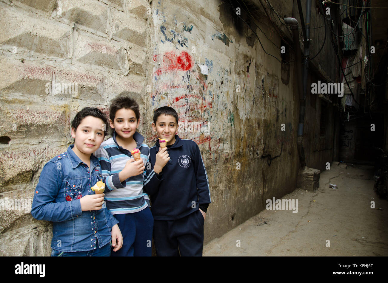 Beirut, Líbano. 1 de mar, 2016. tres muchachos están sonriendo a la cámara en un campamento de refugiados en el Líbano septentrional.El Líbano albergan más de un millón de refugiados que habían huido del país vecino, en busca de seguridad. en los campamentos de refugiados se enfrentan a cuestiones tales como el hostigamiento diario, la violencia doméstica, la falta de asistencia sanitaria y la educación, los alimentos y la escasez de agua y las cuestiones relativas a la vivienda. Crédito: Susanna d'aliesio/sopa/zuma alambre/alamy live news Foto de stock