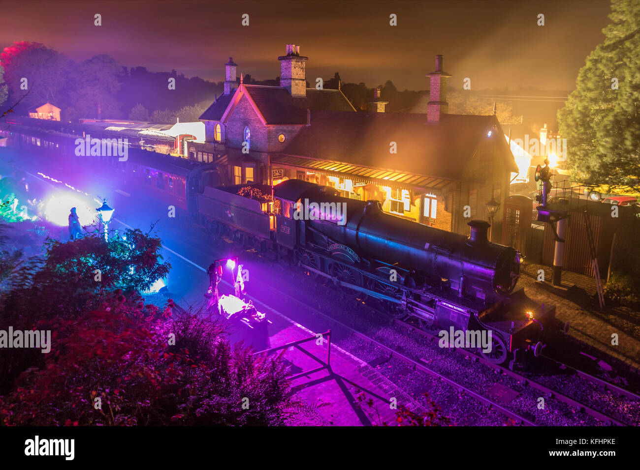 Una popular atracción turística de Shropshire, el Severn Valley Railway ofrece especiales de temporada de Halloween. Un tren fantasma a vapor llega a la estación de Arley después de un viaje de luces a lo largo del ferrocarril del valle de Severn. Durante tres noches los juerguistas disfrutan de las luces a vapor en la oscuridad de la eery pasando a través de puestos vestidos de halloween en el camino a la estación de Arley cerca de Bewdley, donde la iluminación especial, el humo y los actores crearon la experiencia de la estación encantado. Preservado Manor clase 4-6-0 motor de vapor 7812, Erlestoke Manor se ve saliendo de Arley para el viaje de vuelta a Kidderminster. Foto de stock