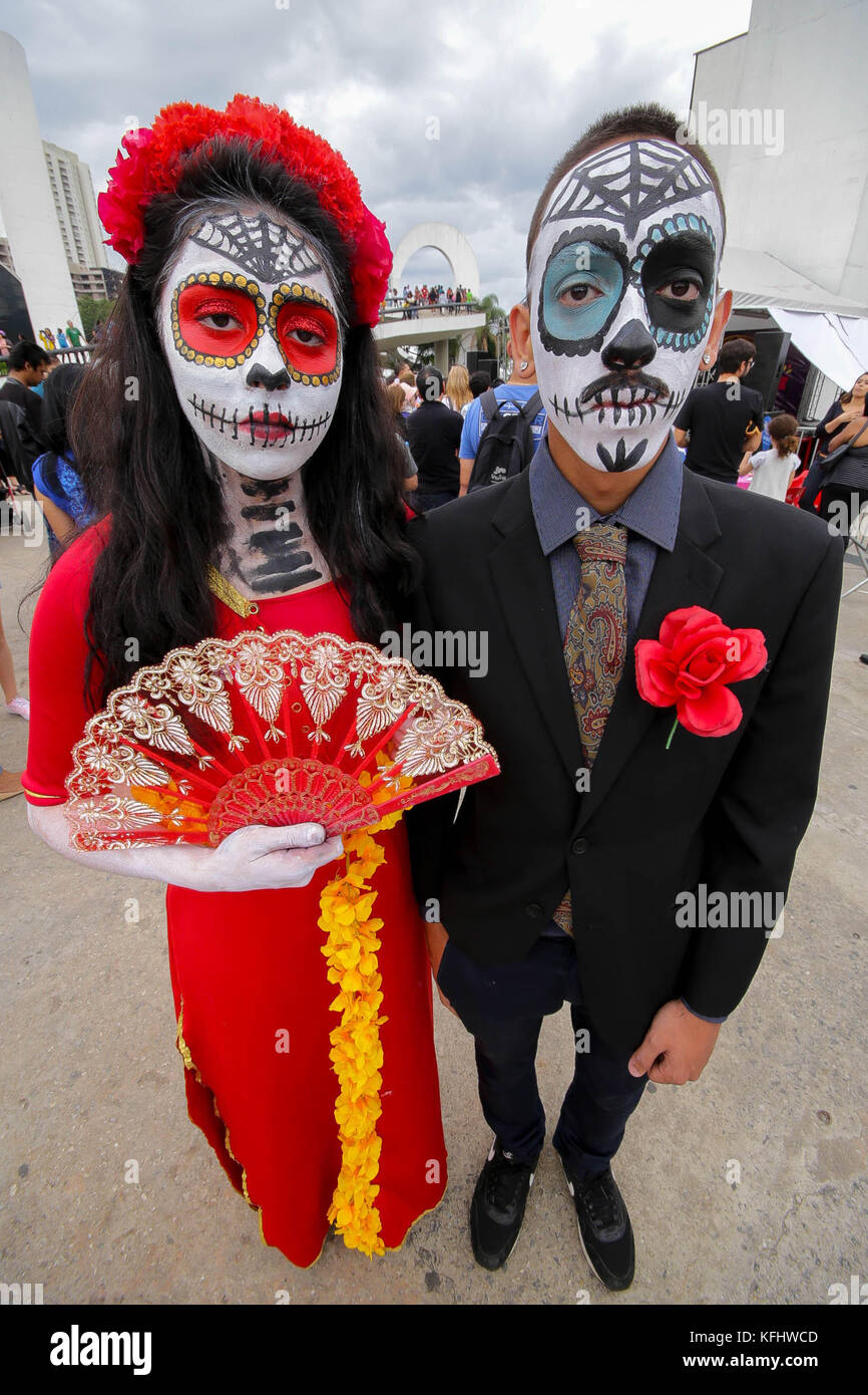 Niños y adultos ganar pintura facial del cráneo mexicano la catrina durante  la celebración del Día de los muertos, en el memorial de América Latina. La  fecha es uno de los más