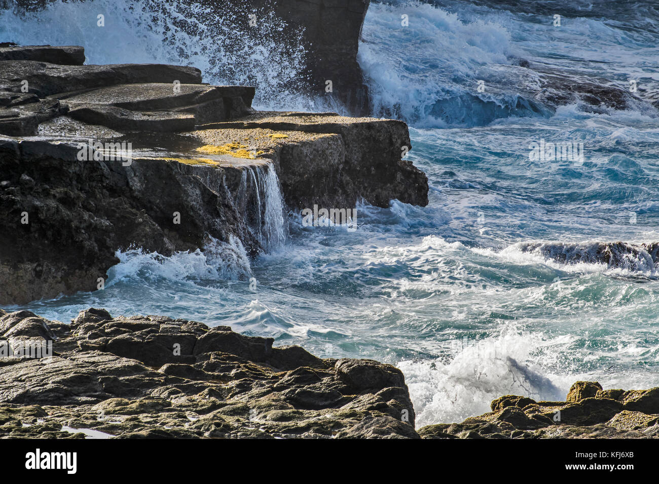 Una vista sobre el agua del océano que borren las rocas en la isla de Gran Canaria Foto de stock