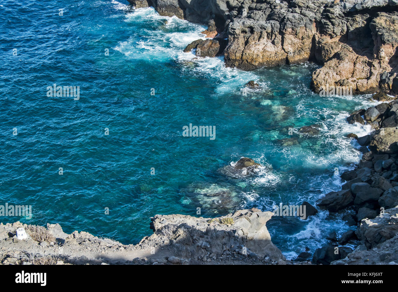 Una vista sobre la cuenca de agua en la isla de gran canaria, con un agua limpia y algunas ondas Foto de stock