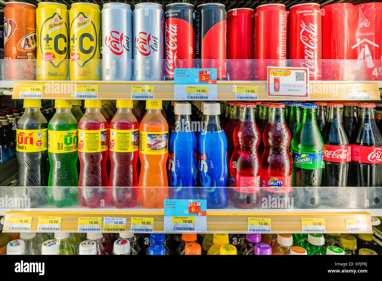 Botellas De Refrescos En Un Estante Fotos e Imágenes de stock Alamy