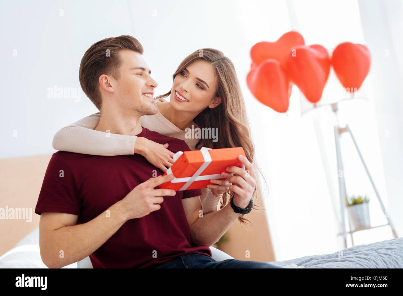 Encantadora pareja celebrando su aniversario en casa Fotografía de