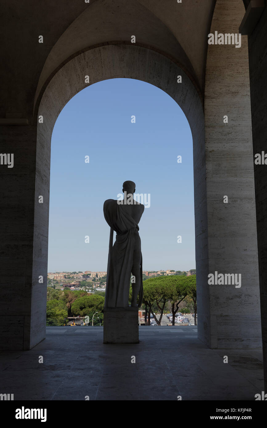 Estatuas clásicas rodean el Palazzo della Civilta Italiana, conocido como el Coliseo Cuadrado de mármol blanco (Colesseo Quadrato). EUR, Roma, Italia. Foto de stock