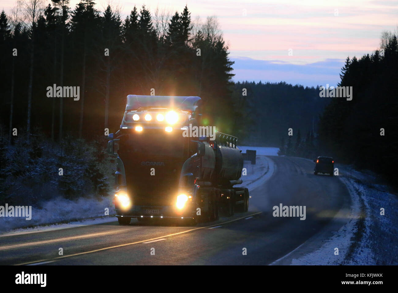 Salo, Finlandia - 9 de enero de 2016: azul r500 camión tanque en la carretera con pleno faros accesorios ligeros una noche de en el sur de finl