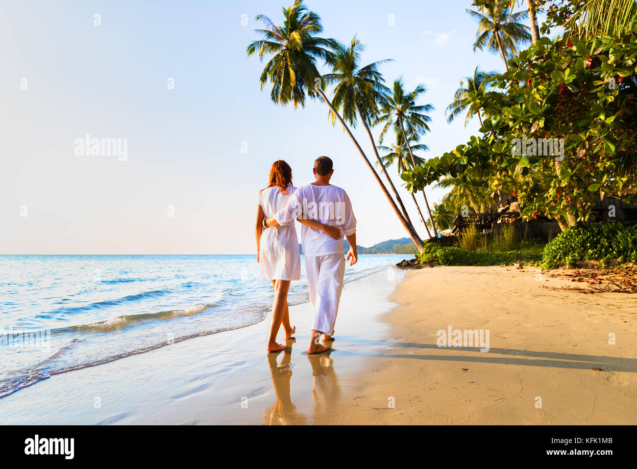 Pareja romántica caminando juntos en la playa tropical en cálidos y soleados durante la luna de miel, vacaciones de verano Foto de stock