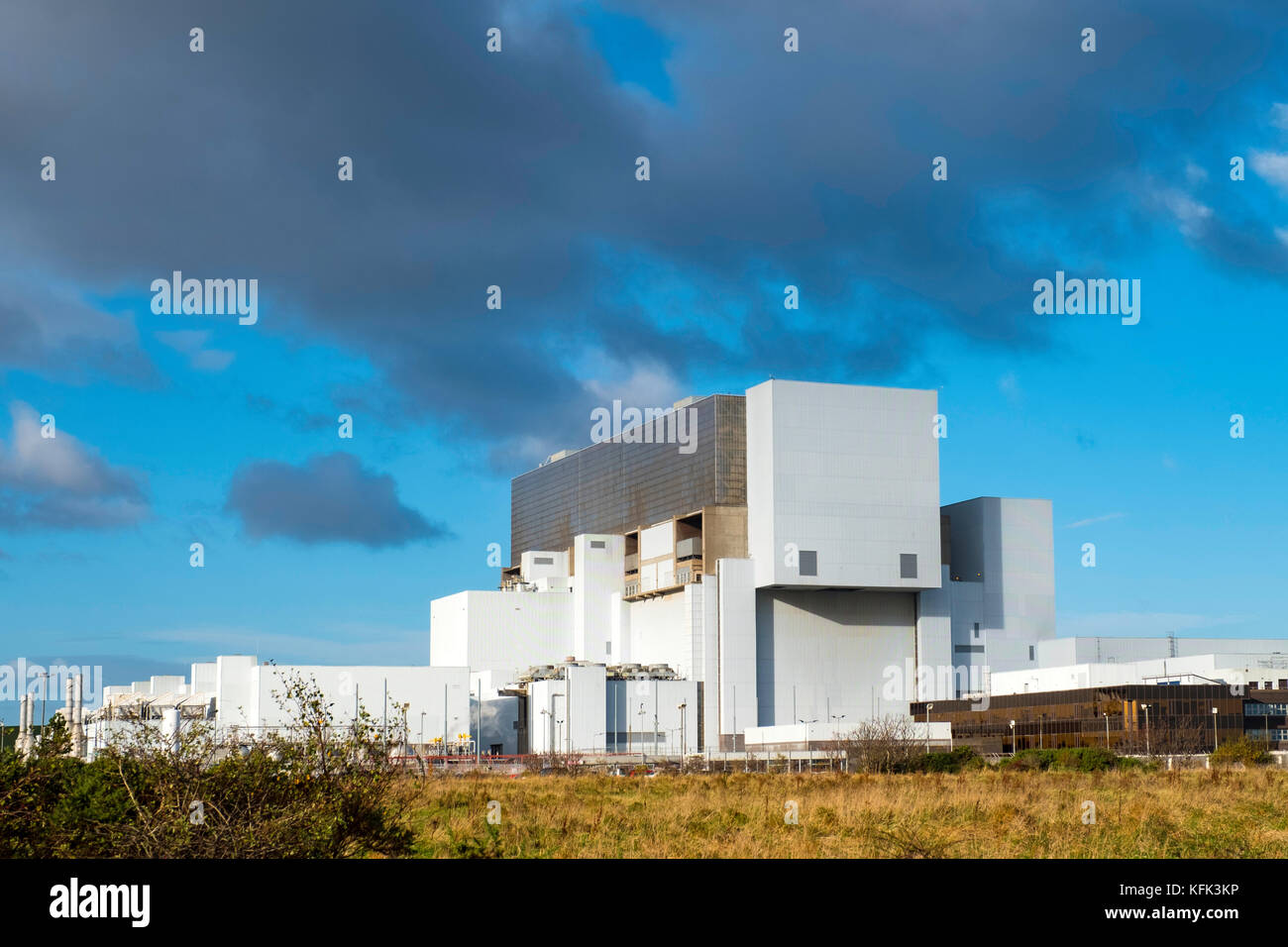 Vista de la estación de energía nuclear de Torness en Escocia, Reino Unido. Foto de stock