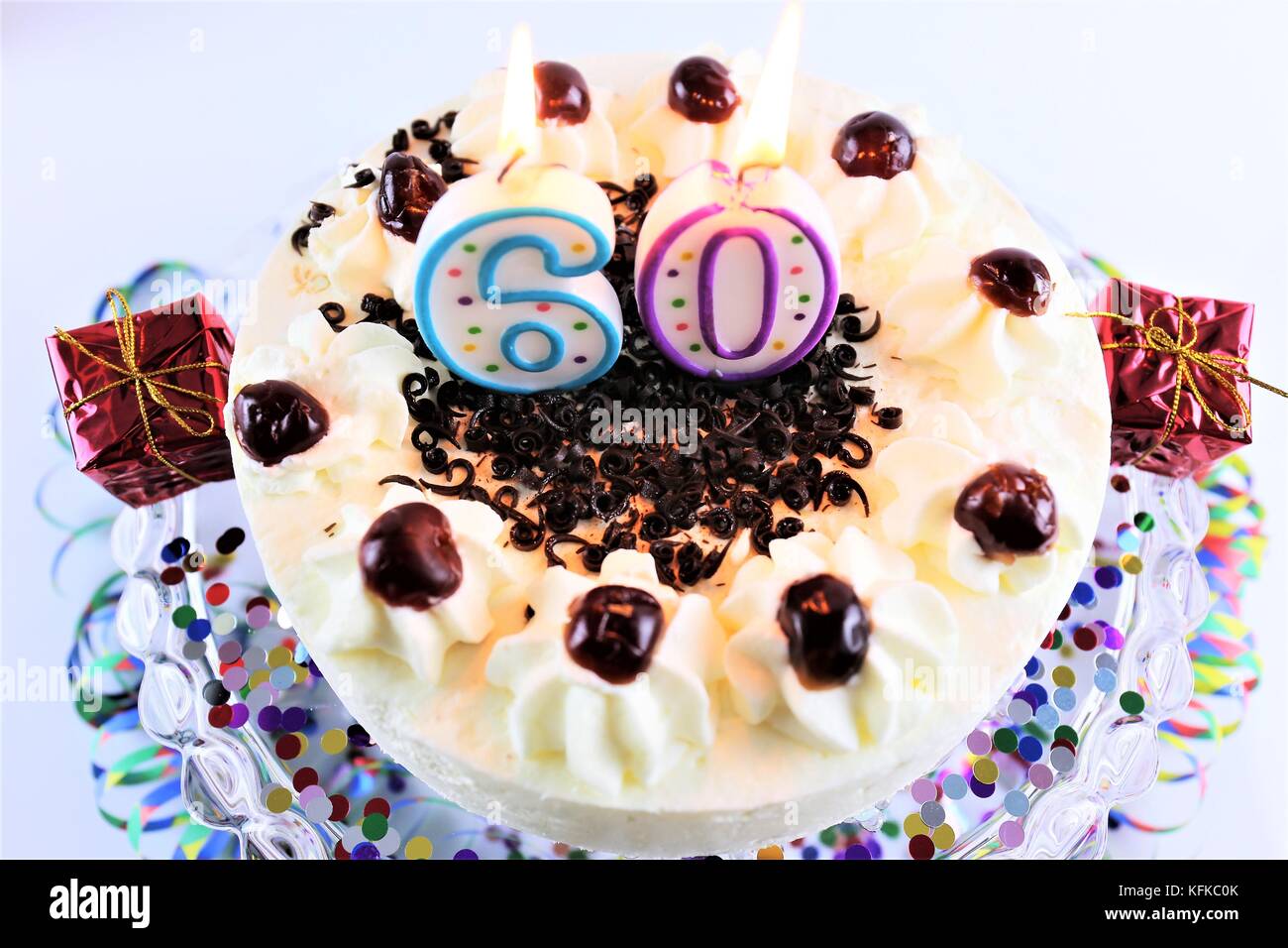 Una imagen de una tarta de cumpleaños con vela - 60 Fotografía de stock -  Alamy